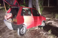 Dos hombres tiraron un auto a un canal y uno de ellos resultó hospitalizado