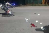 Un violento choque en Rawson terminó con un motociclista en el hospital por graves lesiones