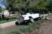 Una camioneta volcó y terminó dentro de un canal en Pocito, la acompañante resultó herida