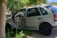 Iba ingresando a su casa con su auto y fue arremetido por una camioneta