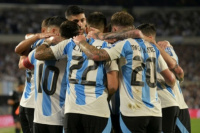 Con la vuelta del Dibu Martínez en el arco, así formará la Selección Argentina ante Paraguay