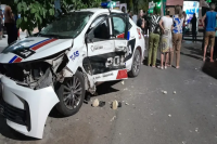 Un patrullero trasladaba a una detenida y chocó a metros de llegar a la Central de Policía