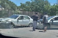 Un fuerte choque entre dos autos generó caos en el tránsito de una conocida intersección