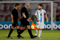 Lionel Messi, enojado con el arbitraje del brasileño Anderson Daronco