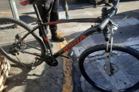 Un ciclista resultó herido y hospitalizado tras ser atropellado por un auto en Capital