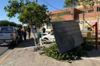 En Capital: chocó en un cartel de Red Tulum y terminó en una plazoleta