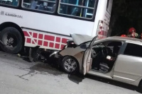 Un auto quedó prácticamente destruido tras chocar contra un colectivo de la Red Tulum