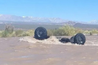 Una pareja de San Luis quiso cruzar el Río Los Patos con su camioneta y volcaron