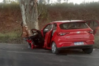 En San Martín: una familia se estrelló contra un árbol con su auto y hay un fallecido