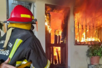 En Chimbas: dejó una vela prendida y se le incendió su casa