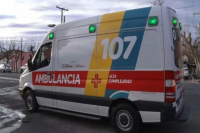 Siniestro vial: un auto volcó en plena circunvalación y dejó a varias personas heridas