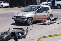 Un accidente vial que ocurrió en Rawson, dejó a un hombre en moto gravemente herido