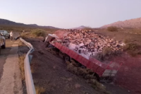 Iglesia: volcó un camión y desparramó toda su carga