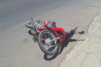 Un hombre que iba en moto sufrió un accidente por enredarse con un cable que estaba a baja altura