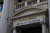 El Banco Central avanza en la flexibilización del cepo cambiario y ajusta normativas para las empresas.