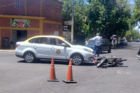 Un taxi y una moto protagonizaron un accidente en Capital y dos mujeres fueron hospitalizadas