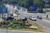 Producto de un fuerte choque en lateral de circunvalación, un auto terminó dado vuelta