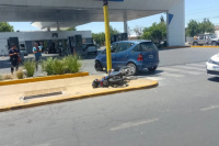 Impactante accidente en Capital dejó a un motociclista en el hospital