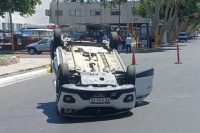 Un impactante vuelco en Santa Lucía dejó a un auto dado vuelta en una transitada intersección