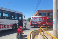 Un colectivo de la Red Tulum chocó a un ciclista en Rawson y terminó hospitalizado