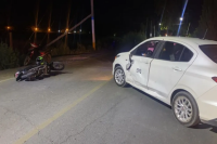 Un choque entre un auto y una moto dejó a un hombre hospitalizado