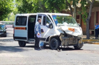 Una combi escolar que iba con niños protagonizó un impactante accidente en Capital