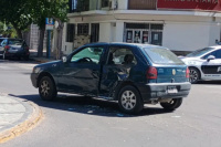 Un motociclista terminó herido tras chocar en una rotonda con un auto en Capital