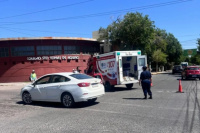 Una mujer que iba en bici debió ser llevada al Hospital Rawson tras protagonizar un choque con un auto