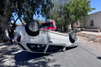 Una mujer que iba con su hijo en el auto volcó tras chocar contra otro vehículo estacionado