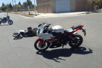 Producto de un fuerte choque entre dos motos en Rawson, una mujer tuvo que ser hospitalizada