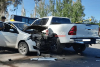 Impactante choque en Albardón entre dos autos dejó daños severos en uno de los vehículos