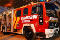 Incendio en Chimbas: el fuego afectó a dos autos y un depósito