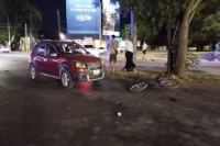 Una ciclista terminó en Terapia Intensiva tras ser embestida por un auto 