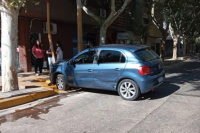 Producto de un gran choque en Capital, un auto se estrelló contra un poste de luz