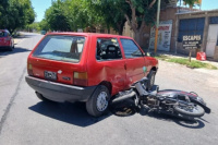 En Santa Lucía: intenso choque entre un auto y una moto dejó a un joven en el hospital