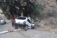 Viajando a Zonda, un automóvil se estrelló contra el cerro y terminó destruído