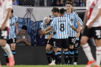 Racing le ganó a River en el último partido del año y le complicó el pase a la Libertadores