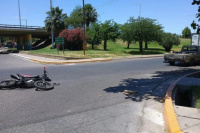 Un motociclista terminó fracturado tras chocar con una camioneta en Capital