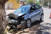 Una mujer terminó con lesiones tras chocar con su camioneta contra un árbol en Pocito