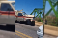 Una camioneta terminó incrustada contra el guardarraíl del puente de Albardón