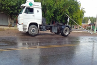 Por el temporal, perdió el control del camión y se estrelló contra un poste