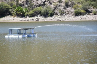 Instalan una balsa flotante solar en el dique de Valle Fértil para Mejorar la Calidad del Agua