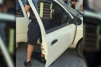 Policías rescatan a un bebé de un mes que habían dejado encerrado en un auto