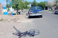 Una ciclista fue atropellada por una camioneta y terminó en el hospital