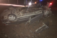 En medio de la intensa lluvia, perdió el control del auto y volcó con su familia