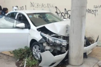 Accidente en pleno centro: dos autos chocaron y uno impactó contra un poste de luz