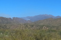 Personal de Bomberos trabajan en Valle Fértil para apagar los focos de incendio en las sierras