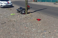 Dos motociclistas impactaron contra un poste de luz en Rivadavia