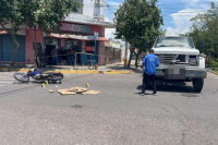 Un camión cisterna chocó con una moto en Rawson y una persona quedó gravemente herida