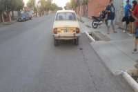 Un motociclista terminó herido tras impactar a un auto